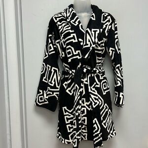 NWT Victoria’s Secret PINK Cozy Black and White Font Print Robe XS/S